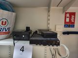 de nombreux appareils électroniques sur une étagère dans un magasin