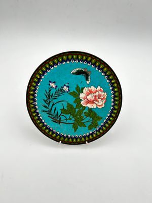 l'image d'une assiette sur laquelle figurent un oiseau et des fleurs