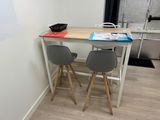 deux chaises assises à une table dans une petite pièce