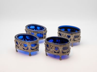 Quatre salerons avec verre d'origine, décor à la guirlande e… - Photo 1