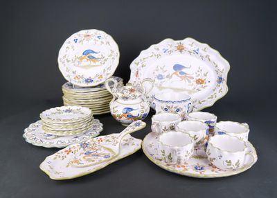 plusieurs assiettes et tasses posées sur une table