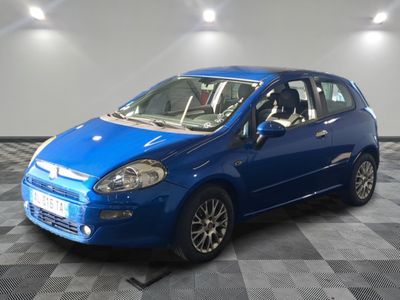 la photo d'une petite voiture bleue garée dans un garage