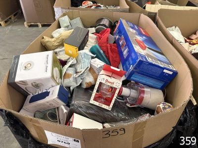 une boîte en carton remplie d'articles assortis dans un entrepôt