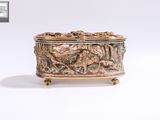 une boîte ancienne en bronze représentant une scène où figurent un homme et une femme dans un paysage