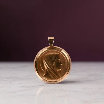 un gros plan d'une médaille d'or posée sur une surface en marbre