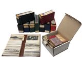 un grand nombre de livres qui se trouvent dans une boîte