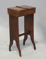 Petit meuble en bois gainé de cuir en forme de livre avec je…