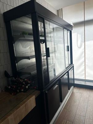 une vitrine en verre dans le coin d'une pièce