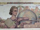 la photo d'une photo représentant une femme tenant un globe terrestre