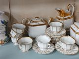 une étagère sur laquelle sont posées plusieurs tasses et soucoupes