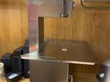 une machine posée sur le comptoir d'une cuisine