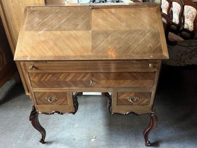 un bureau en bois surmonté d'un miroir
