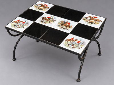 une table basse à damier noir et blanc ornée de chevaux