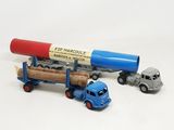 un camion et une voiture miniatures placés l'un à côté de l'autre