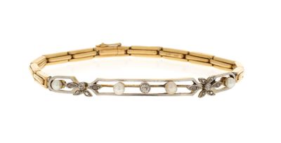 gros plan d'un bracelet en or et diamants sur fond blanc