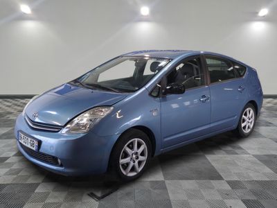 la petite voiture bleue est garée dans le garage sur un sol en damier