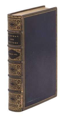 un vieux livre à la couverture noire et aux bords dorés