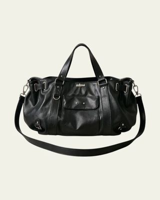 un sac à main en cuir noir muni de poignées et d'une bandoulière