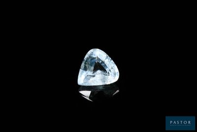 un diamant blanc sur une surface noire, avec un fond noir