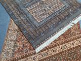 trois tapis orientaux sont empilés les uns sur les autres