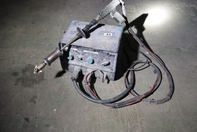 une petite machine posée sur le sol