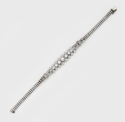 gros plan d'un bracelet en diamant sur une surface blanche