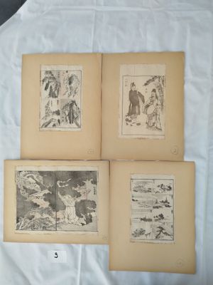 trois vieux livres sur lesquels figurent des dessins représentant des personnes assises sur un lit
