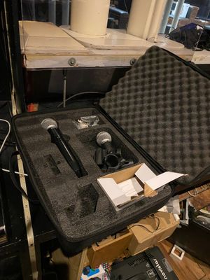 une valise contenant un micro, posée sur une table