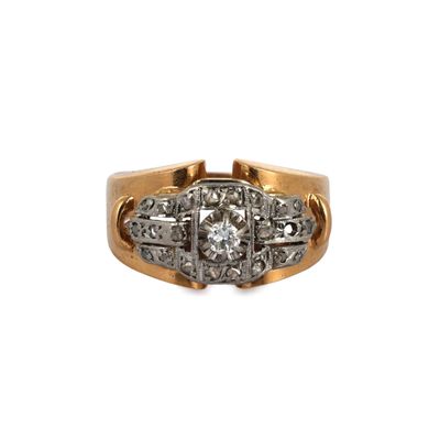 gros plan d'une bague en or et diamants sur fond blanc