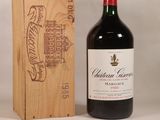 une bouteille de vin posée à côté d'une caisse en bois