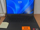 un ordinateur portable posé sur un bureau, avec une étiquette de prix dessus