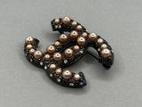broche Chanel ornée de perles et de diamants noirs