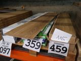 de nombreuses essences de bois différentes sur les étagères du magasin