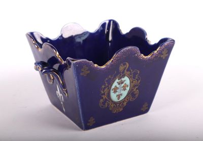 un petit bol bleu orné d'un motif doré