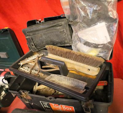 une boîte à outils avec des outils sur une table