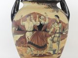 un vase avec un tableau posé sur une table