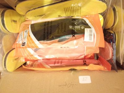 une boîte à chaussures contenant une paire de chaussures