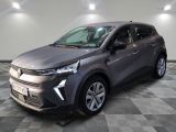Le nouveau SUV Toyota C-HR est exposé dans un showroom