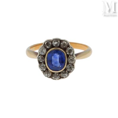 gros plan d'une bague avec une pierre bleue entourée de diamants blancs