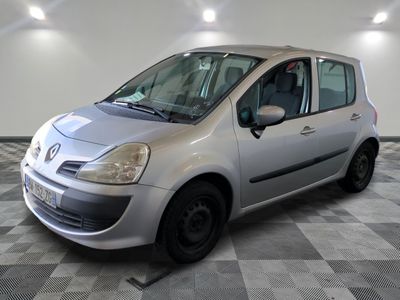 la photo d'une petite voiture argentée garée dans un garage