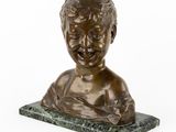 buste en bronze d'un garçon posé sur un socle en marbre, sur fond blanc