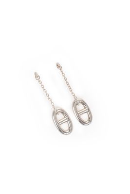 une paire de boucles d'oreilles en argent sur fond blanc