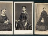 trois photographies en noir et blanc d'une femme en robe longue