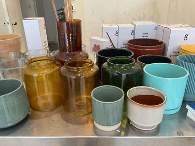 de nombreuses tasses de différentes couleurs posées sur une table