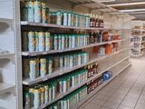de nombreux rayons du magasin remplis de boissons