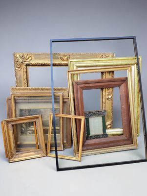 a lot of picture frames that are sitting on a table