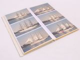 un livre avec des images de bateaux, posé sur une table