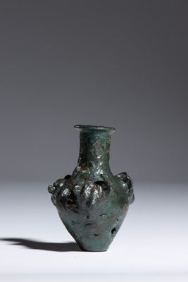 VASE COSMETIQUE Bronze H. 7,1 cm; D. max 4,3 cm