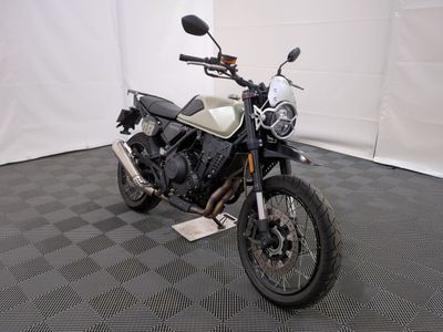 une photo d'une moto garée dans une pièce