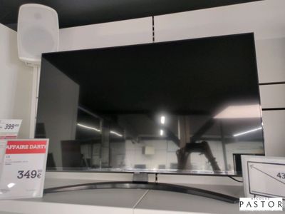 une photo d'un téléviseur à écran plat exposé dans un magasin